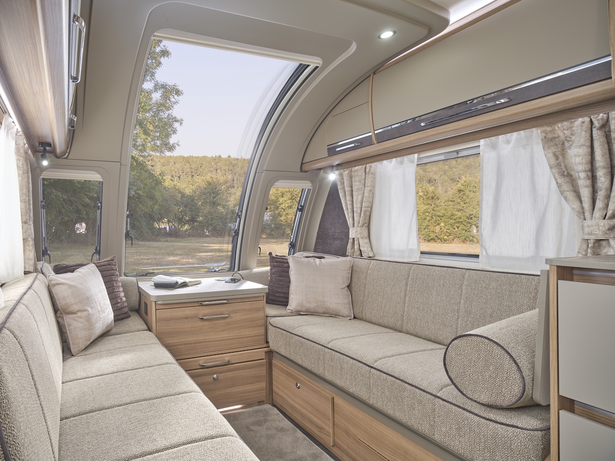 2027 Bailey Unicorn Deluxe Cabrera Front Lounge