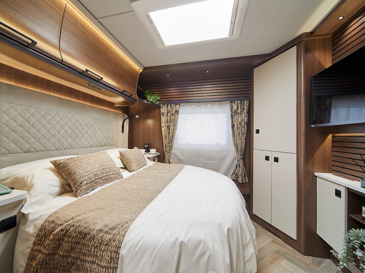 2027 Coachman Lusso 4 Bedroom