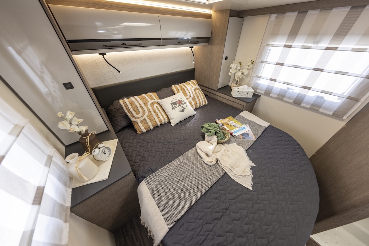 2027 Roller Team Zefiro 696 Island Bed