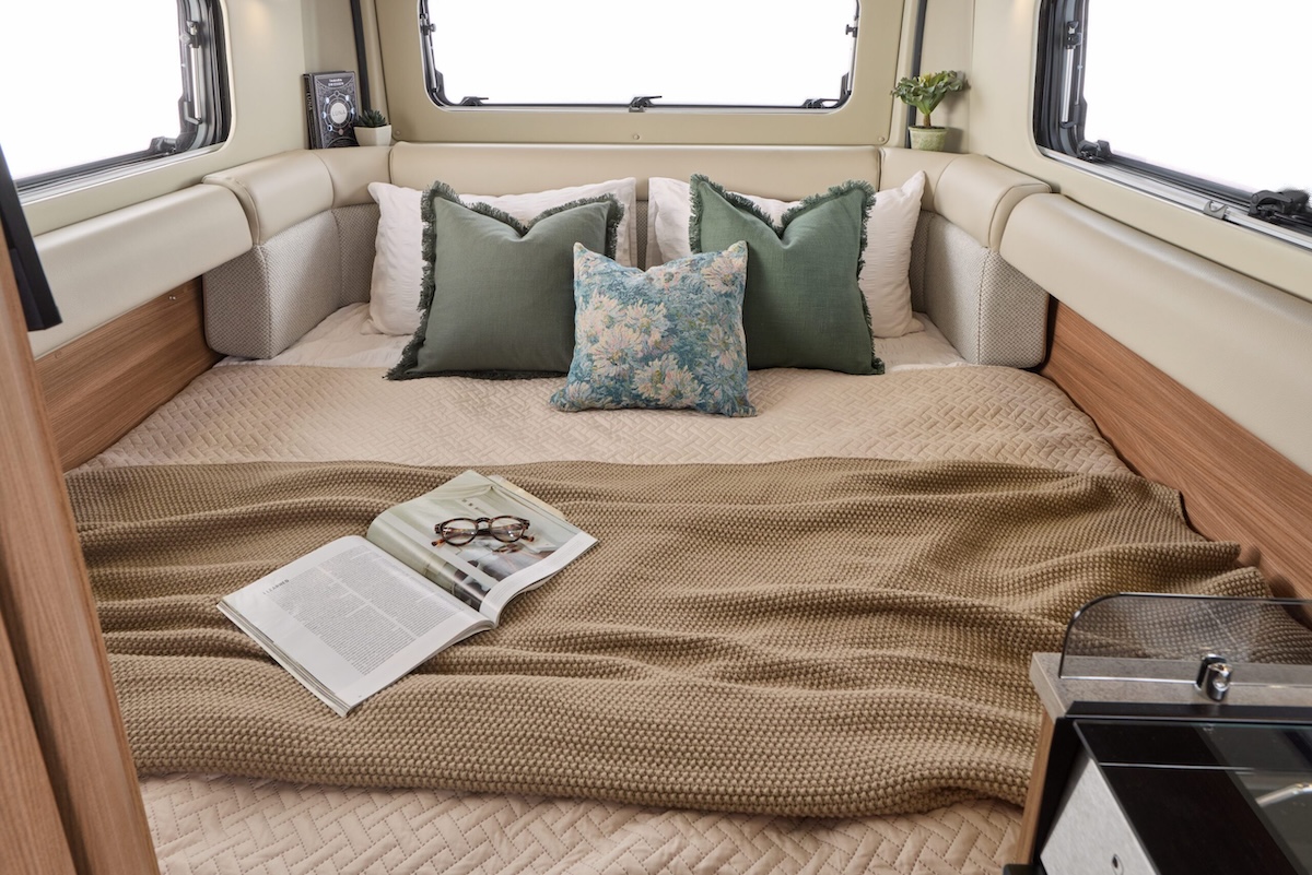 2027 V Line Sport Make Up Bed