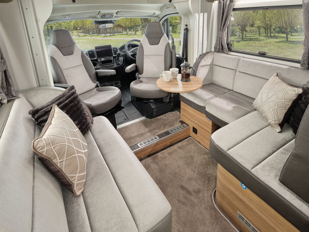 Front Lounge With 5 Travel Seats 