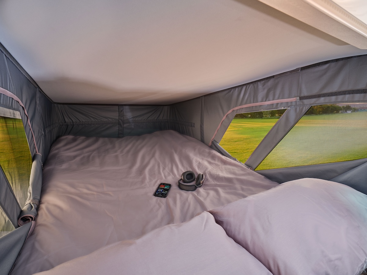 2026 Bailey Endeavour B64 Pop Roof Bed Caption