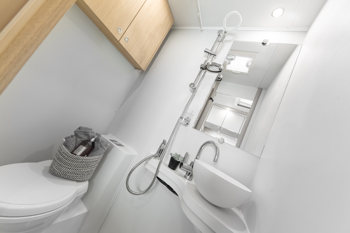 2026 Elddis Autoquest Apex 194 Washroom