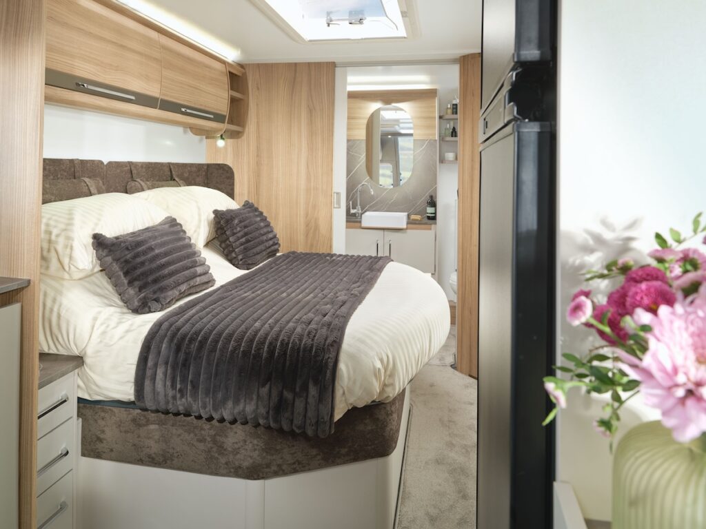 2026 Alicanto Grande Alvor Island Bed