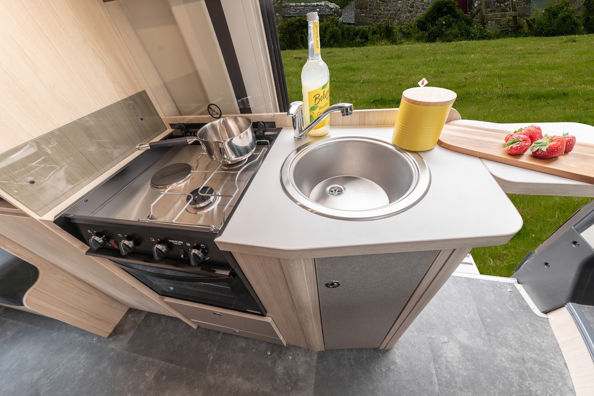 2026 Elddis Autoquest Apex Cv Kitchen