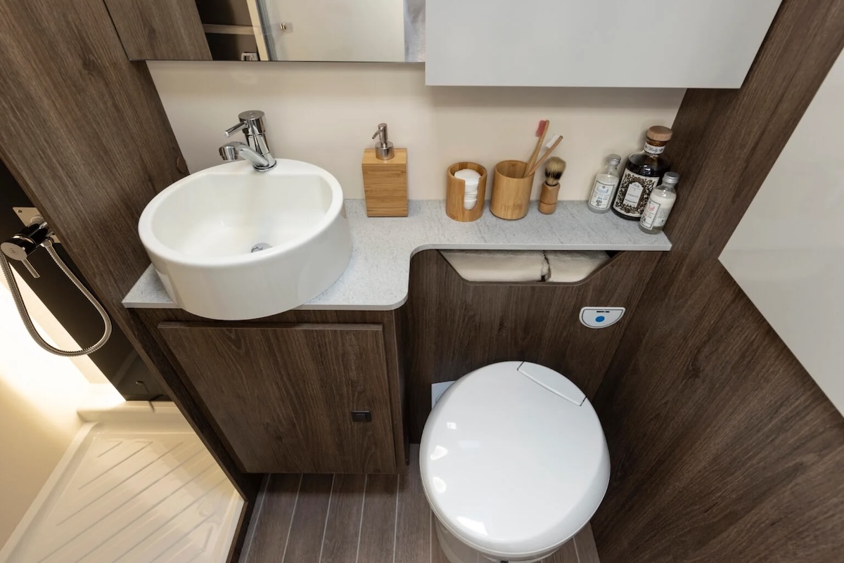 2026 Roller Team T Line 590 Washroom