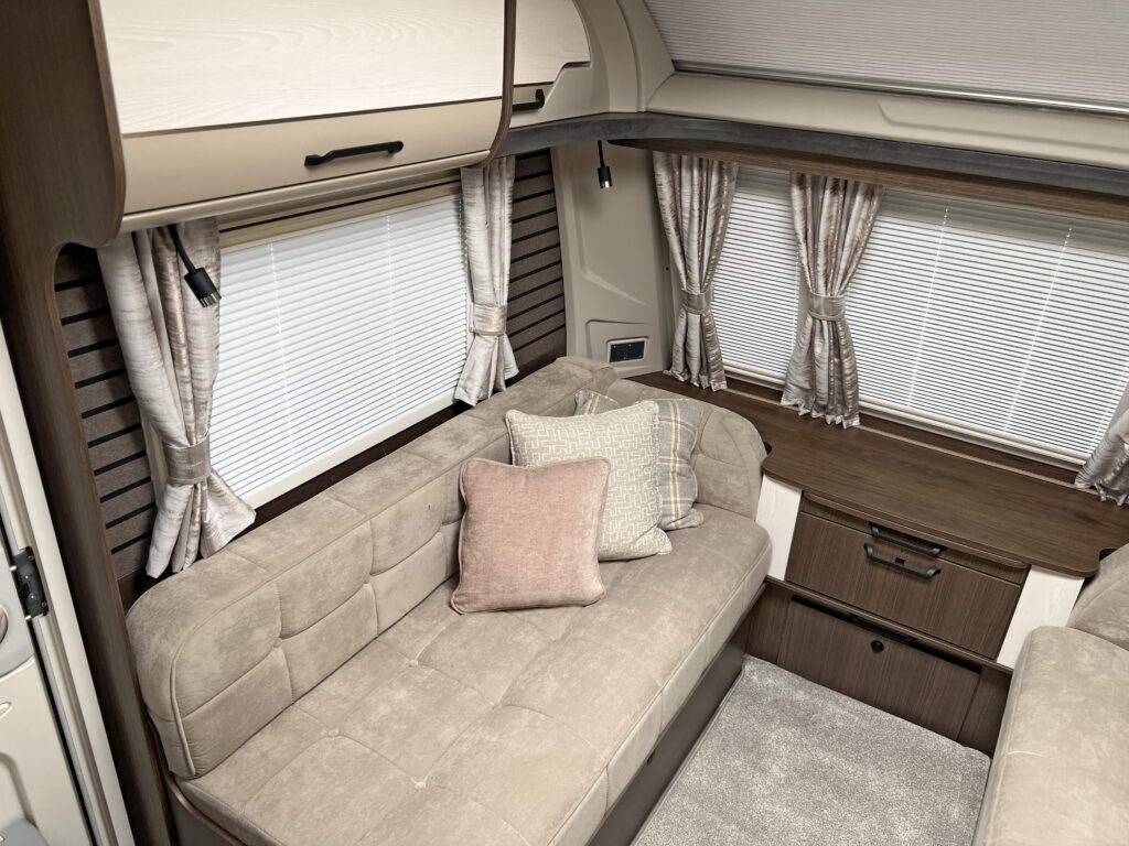 2027 Coachman VIP 575 Vogue 10 Scaled